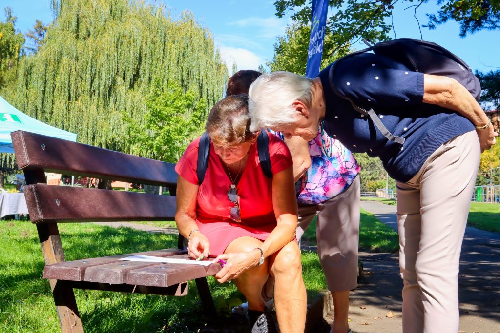 Fotografie z veřejné akce Probuď Hrabák, jejímž cílem bylo zapojit veřejnost do plánování budoucnosti Lesoparku Hrabák v Mostě.