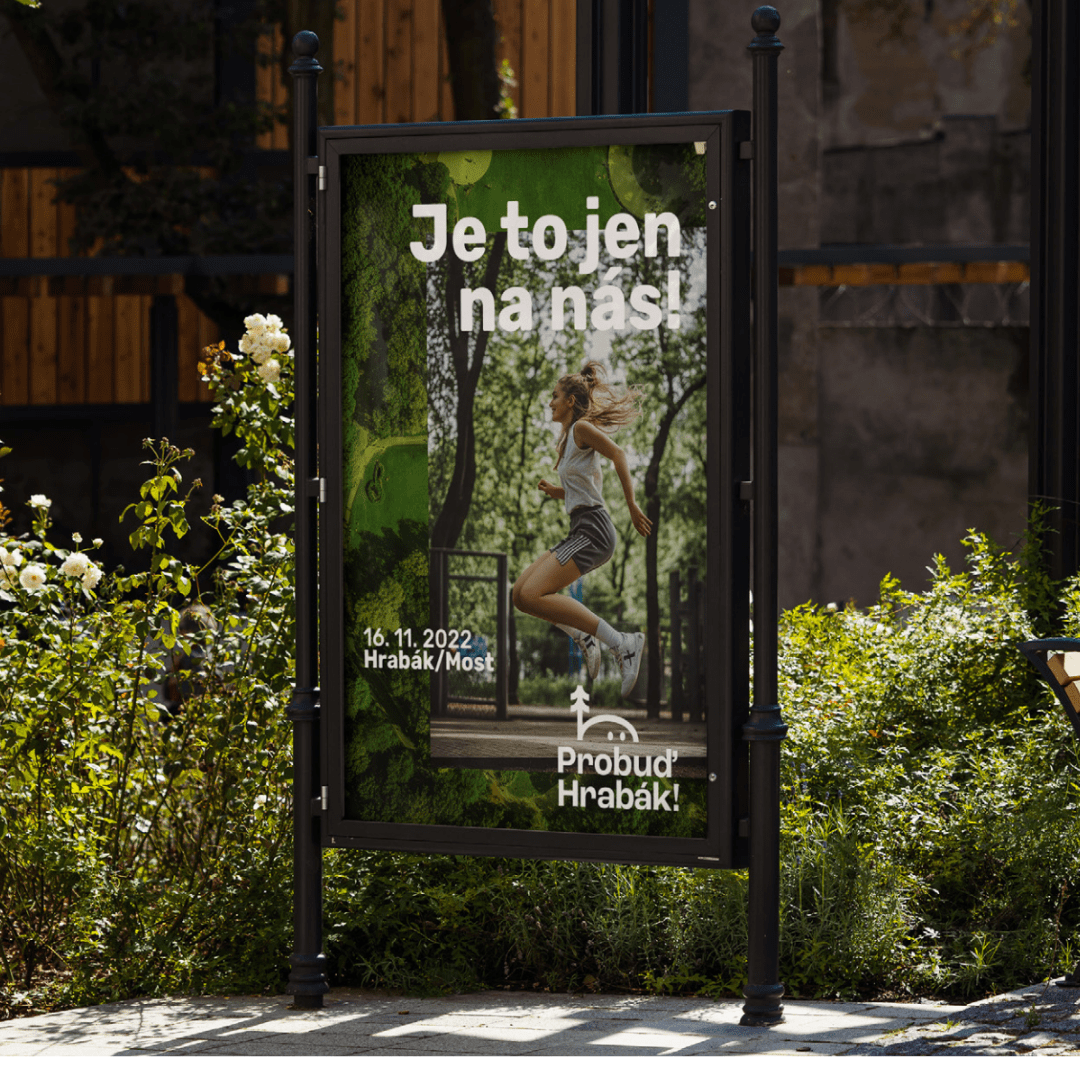 Vizuál reklam Probuď Hrabák, jejímž cílem bylo zapojit veřejnost do plánování budoucnosti Lesoparku Hrabák v Mostě.